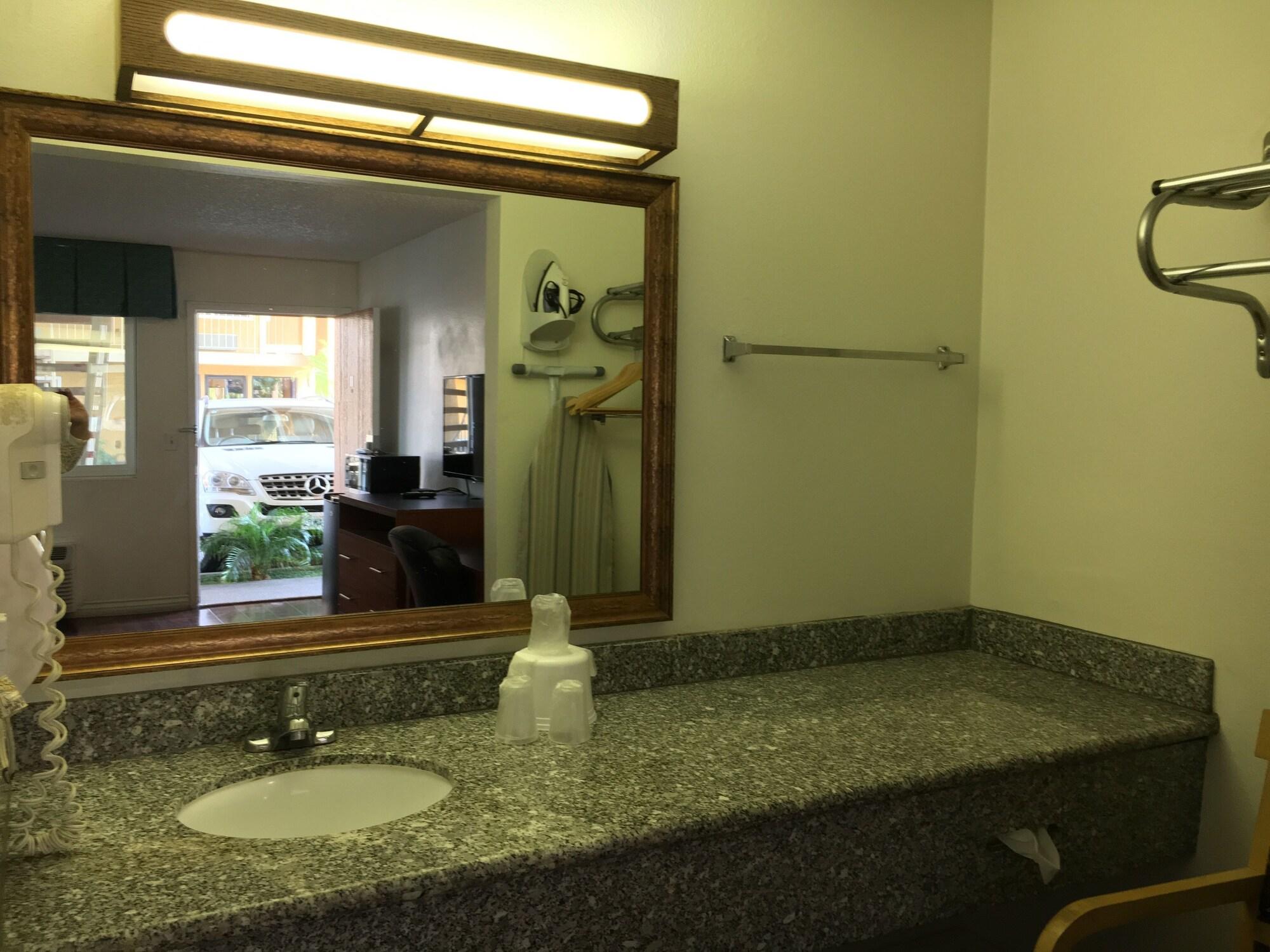 Riverside Inn & Suites Экстерьер фото