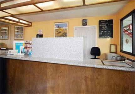 Riverside Inn & Suites Интерьер фото