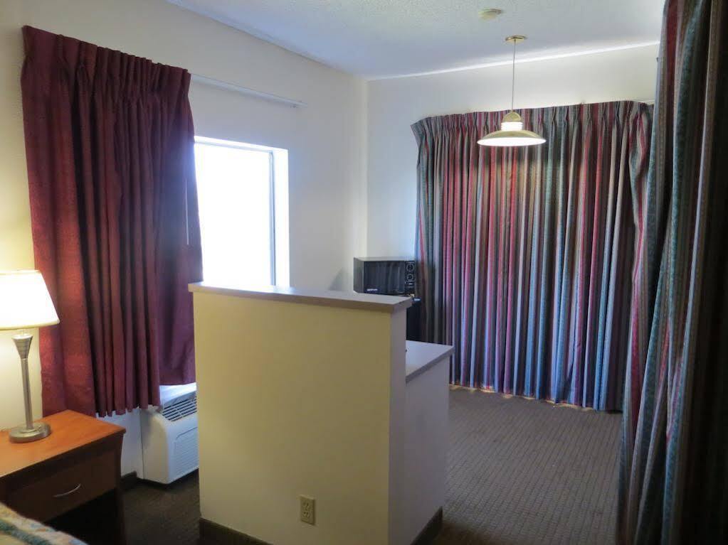 Riverside Inn & Suites Экстерьер фото